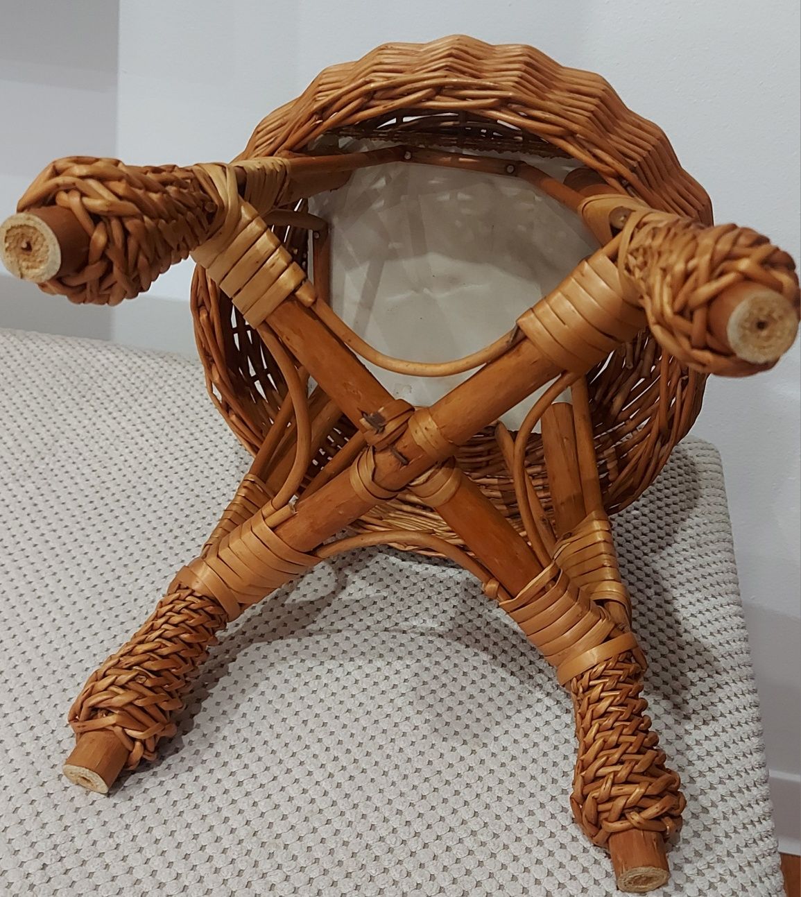Mały taboret wiklinowy dla dziecka