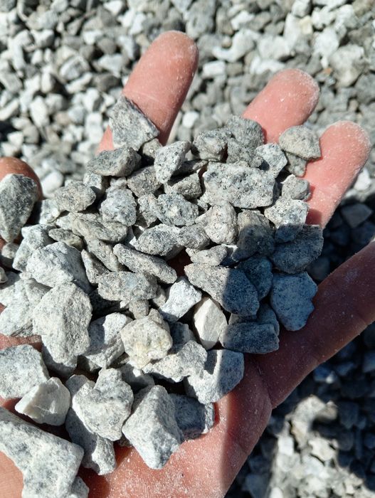 Grys granitowy dalmatyńczyk żwir płukany okrągły ogrody drenaż piasek.