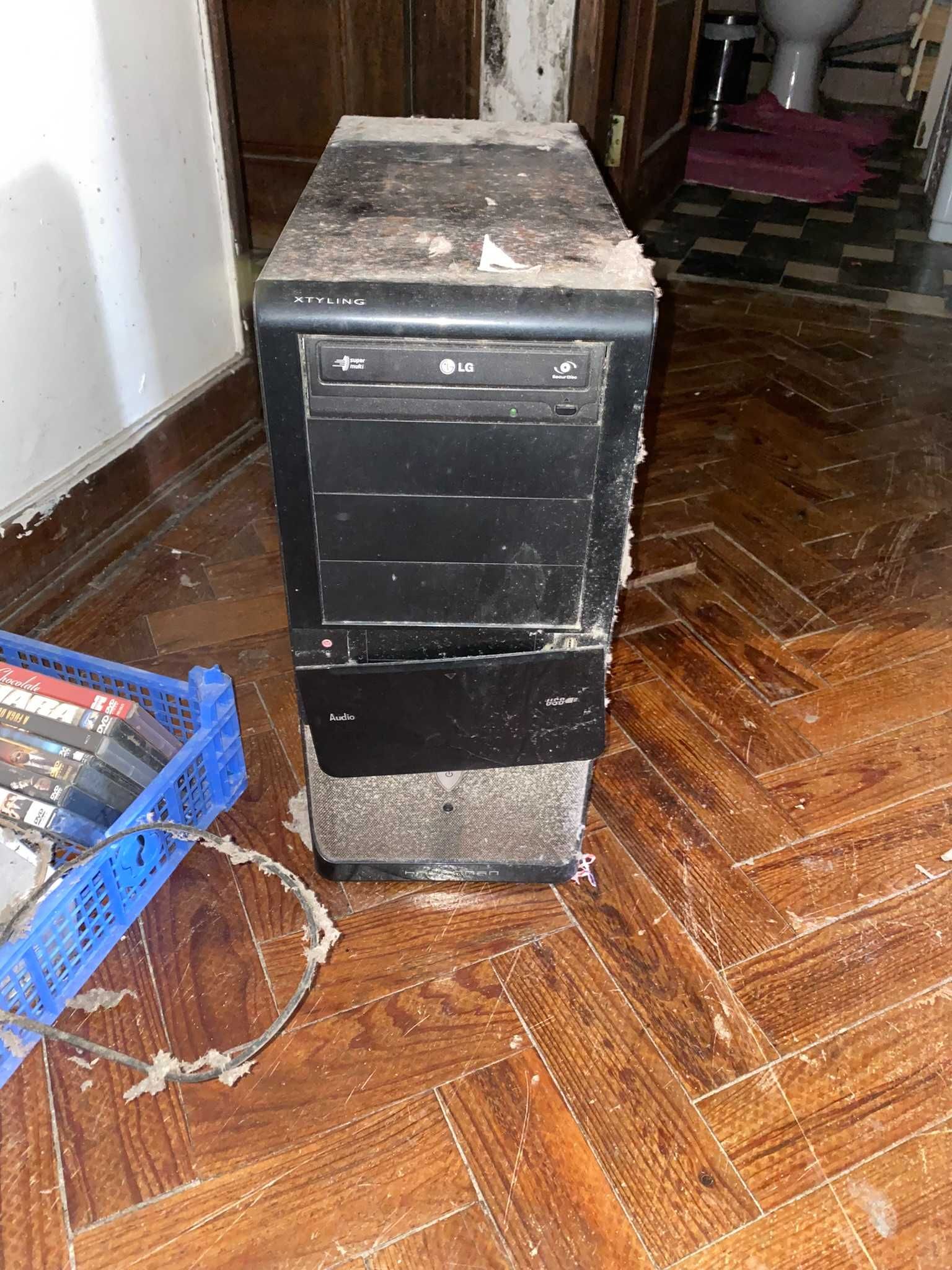 torre de computador com varias pecas pronto a funcionar