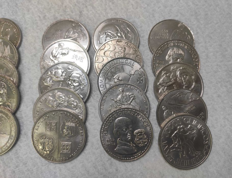 Conjunto de 30 moedas 15x 100$ + 14x 200$ +1x 250$  comemorativas