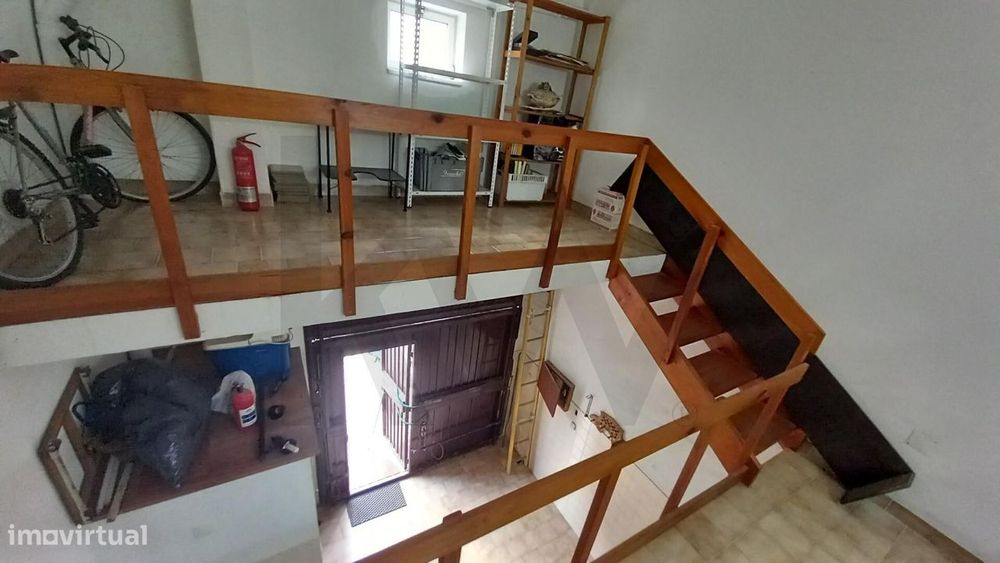 GARAGEM ÚNICA com 2 Mezanines, WC e Kitchenette no Bairro da Anunciada