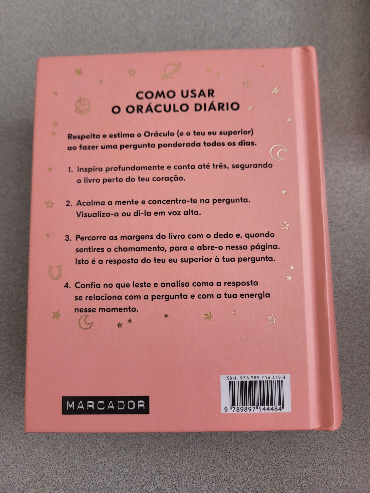 Livro " Oráculo Diário"