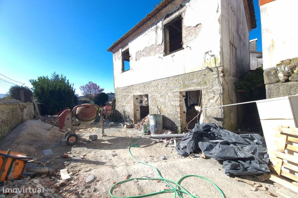 Moradia T3 em Renovação – Neves, Barroselas