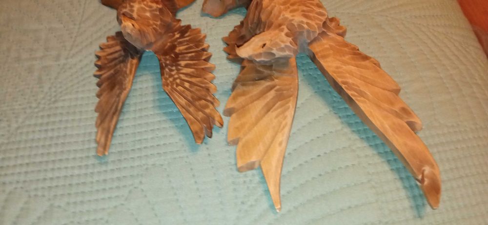 Rzeźbiony orzeł z drewna