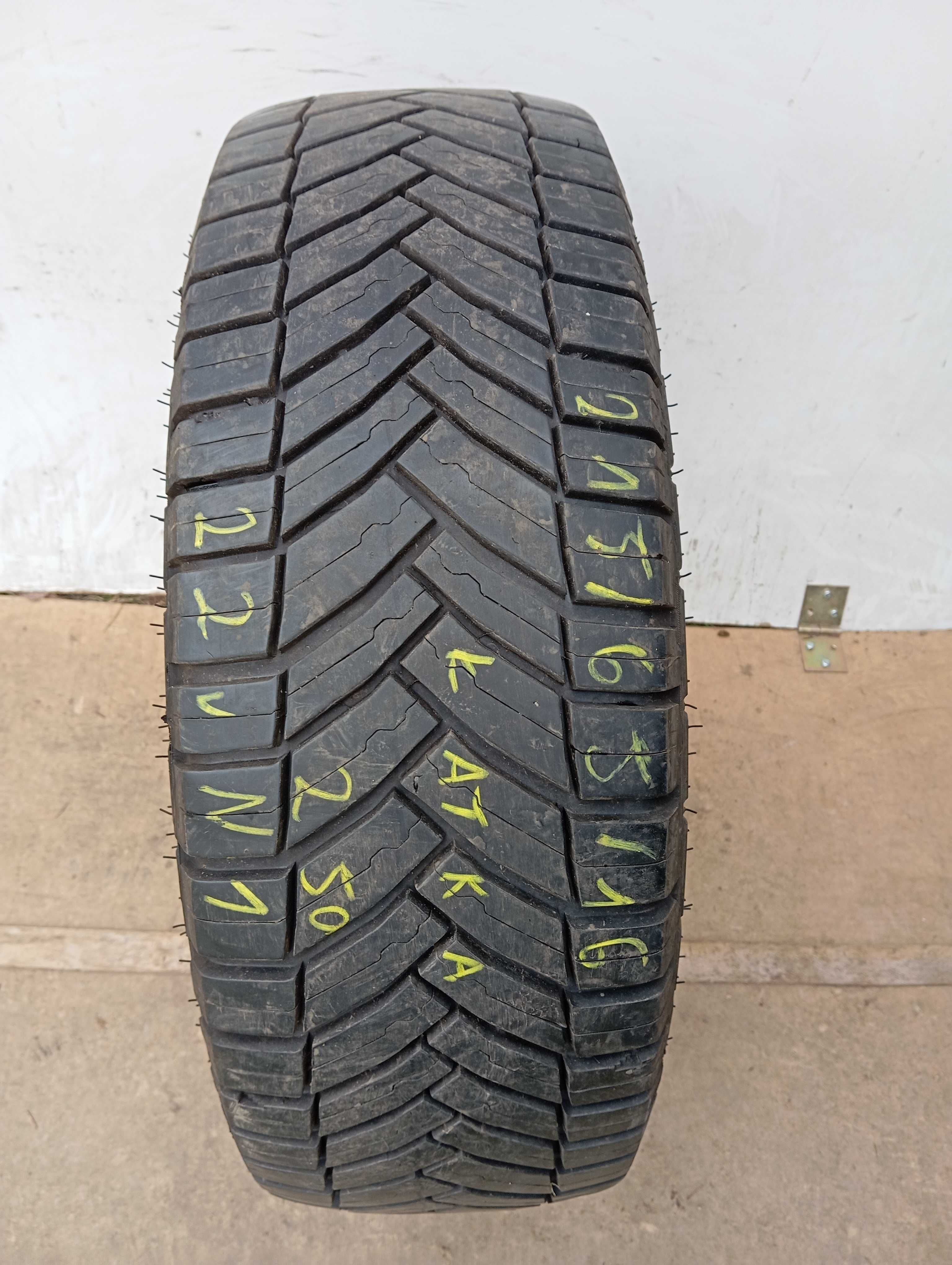 1x 215/65 R16C 109/107T Michelin AgilisCrossClimate 2022r 8,0mm