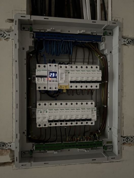 Електромонтаж, ремонт електрики, підключення інверторів та станцій.