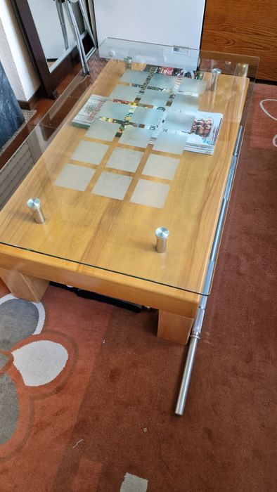 Mesa de centro em madeira e vidro