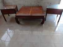 Mesa de centro, mais 2 de apoio, em madeira nobre, com tampos de vidro