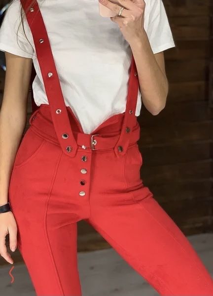 Женские красные замшевые штаны с подтяжками