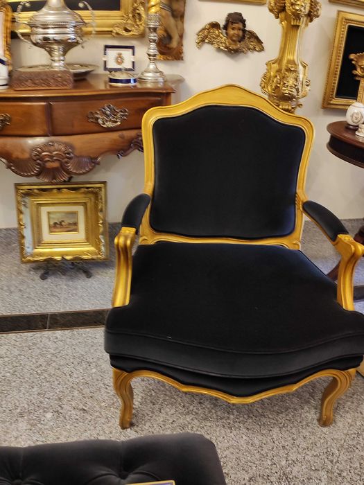 Cadeirão bergere veludo preto madeira dourada - Luxo