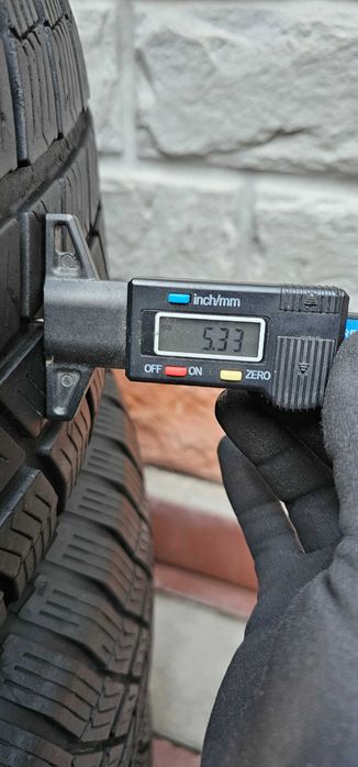 Продам комплект зимових шин 235 /65 R17 Barum