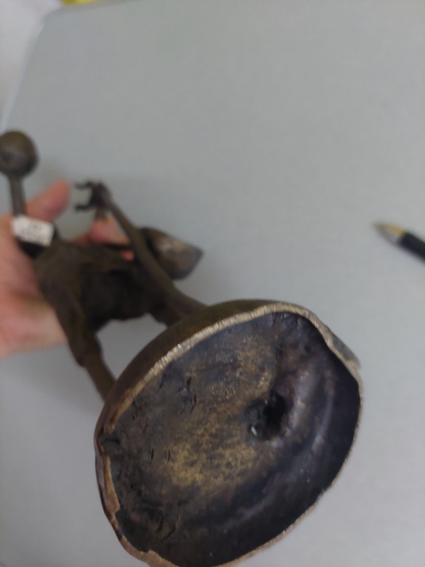 Figura escultura antiga em metal