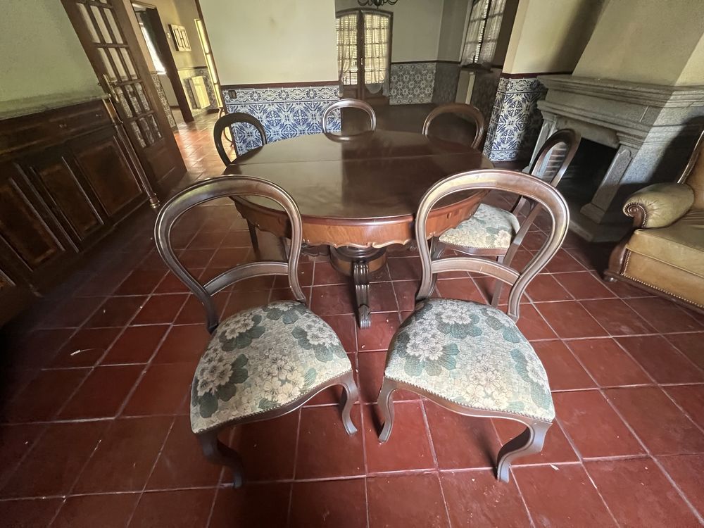 Mesa com 6 cadeiras