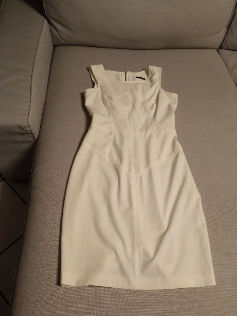 Biała sukienka z przeszyciami bez rękawów