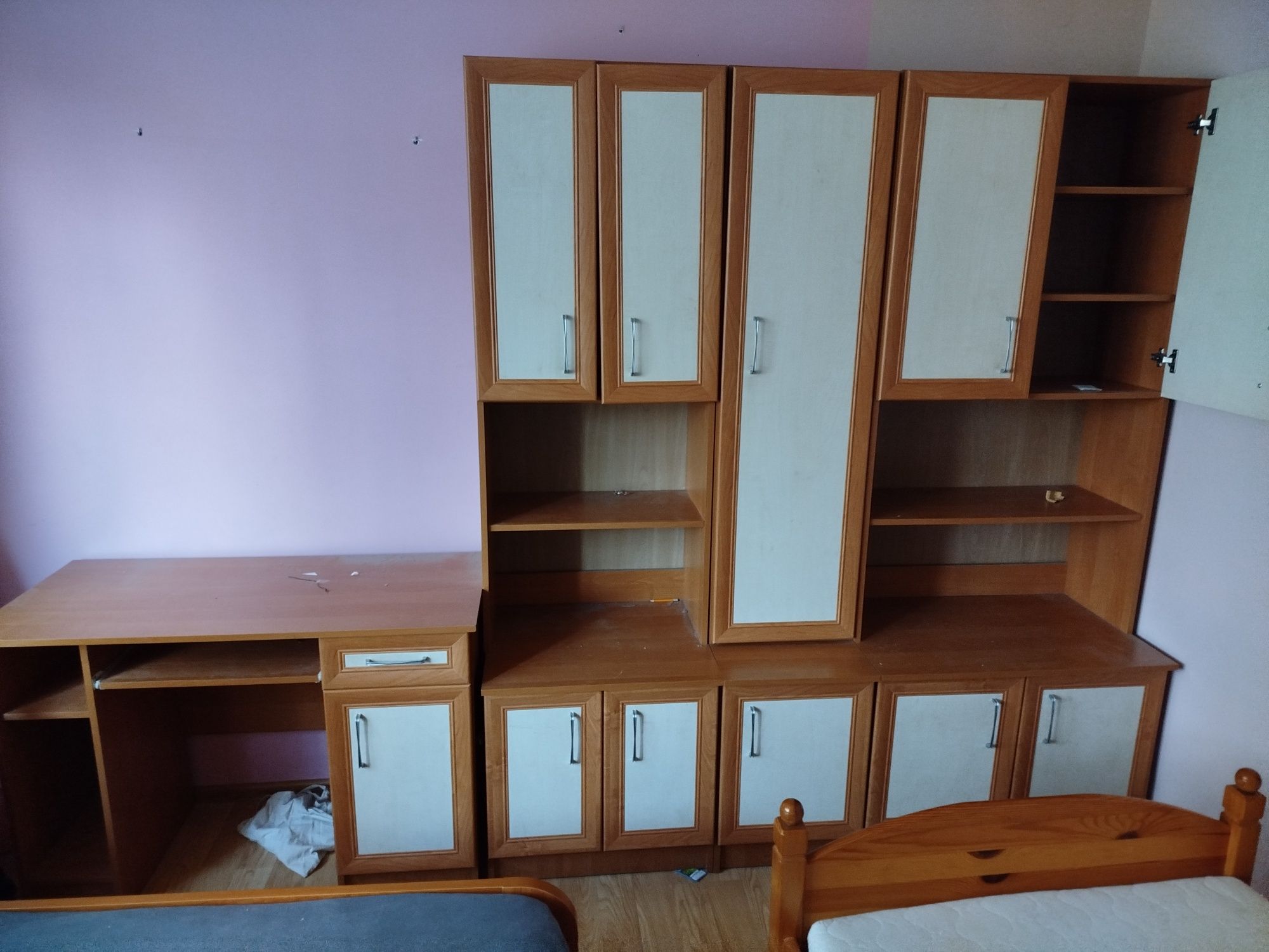 Meble na około 4.5 m ściany.
