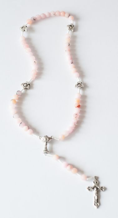 Różaniec komunijny z kamieni opal różowy na sznurku+etui sakiewka HIT