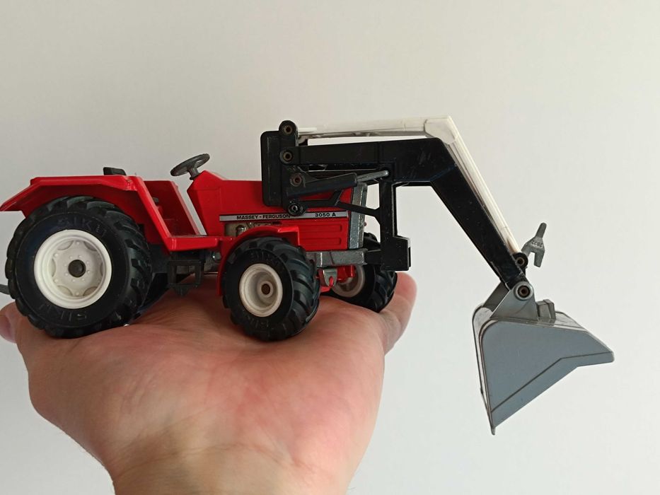 Игрушка трактор Siku Massey Ferguson 1:32 модель