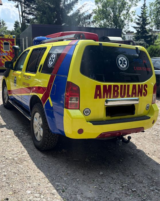 Nissan Pathfinder karetka ambulans 2010 rok
