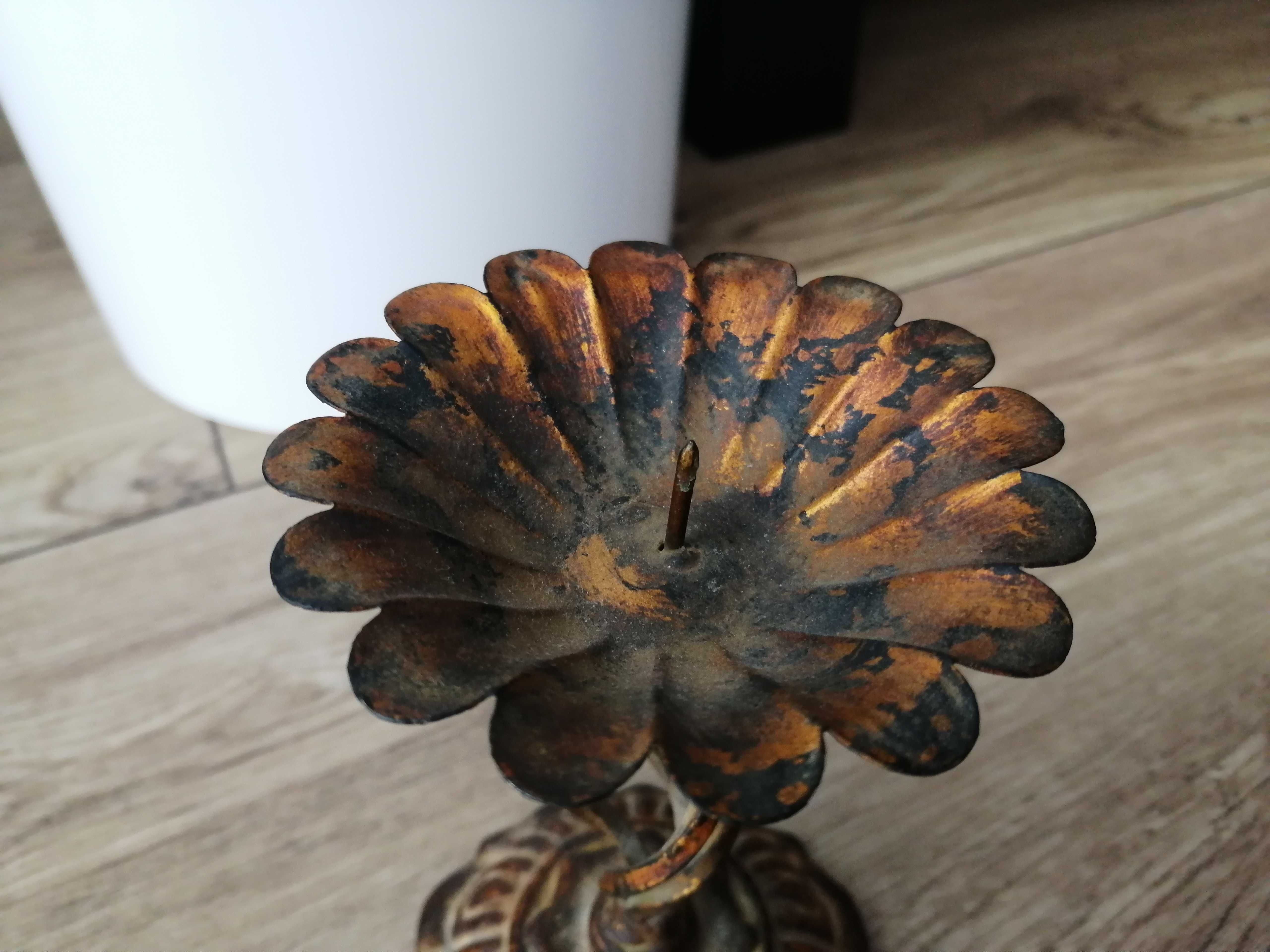 Świecznik metalowy dwustronny 15,5 cm w komplecie ze świeczką