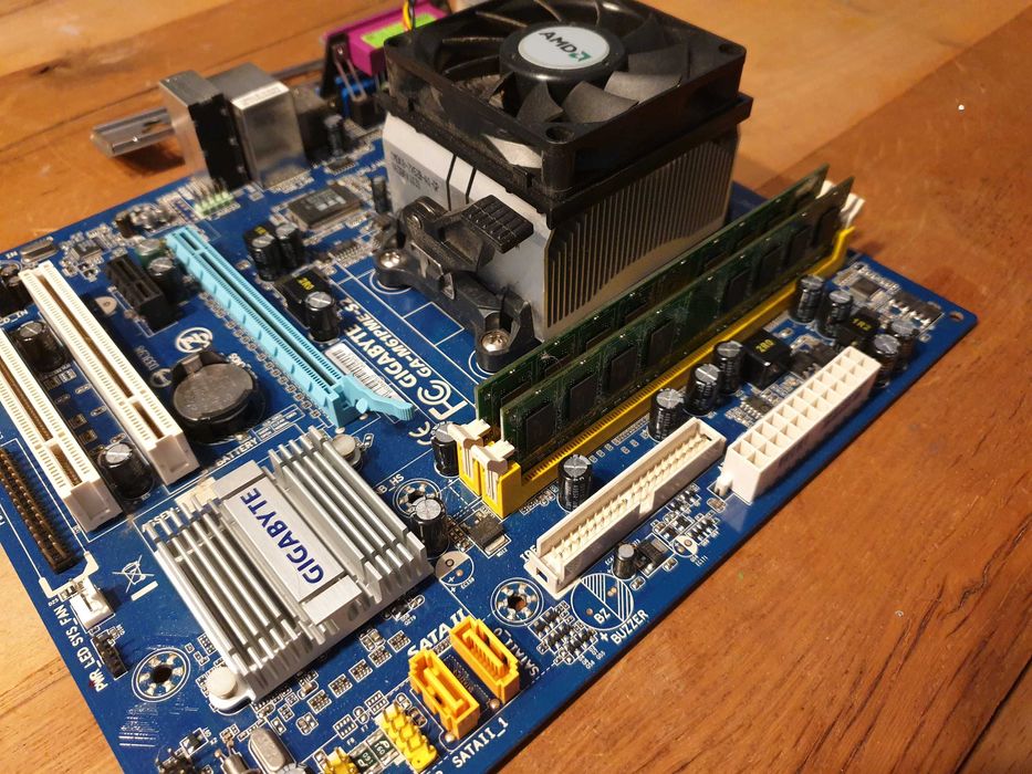 Gigabyte GA-M61PME-S2, Athlon 64, 4gb ram