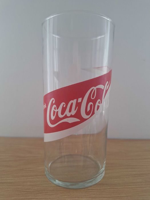 Oryginalny szklany Coca-Cola o pojemności 300 ml.