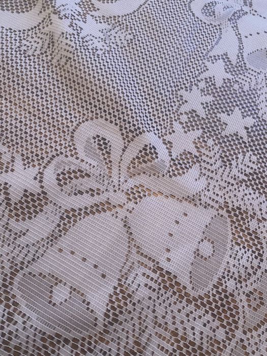 Bialy obrus świąteczny w dzwonki