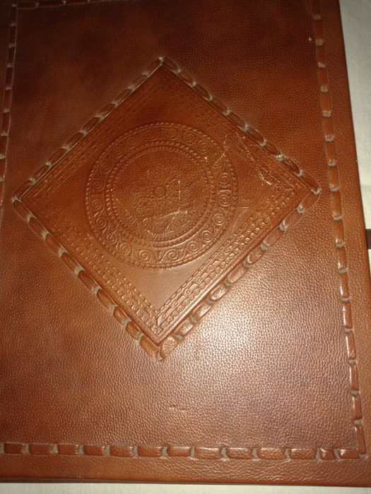 Подарочная книга в кожаном переплете и кожаном чехле