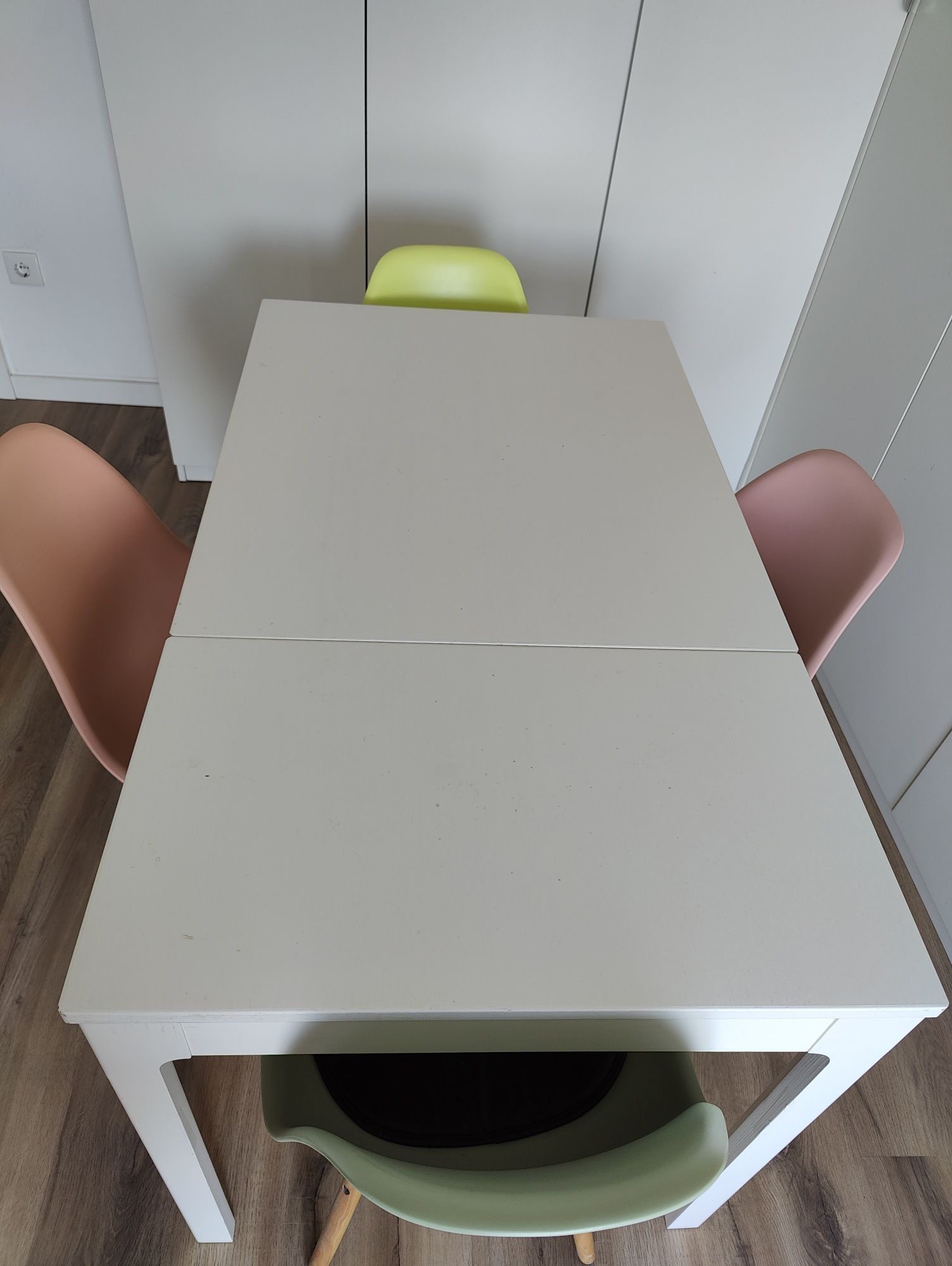 Mesa extensível e cadeiras