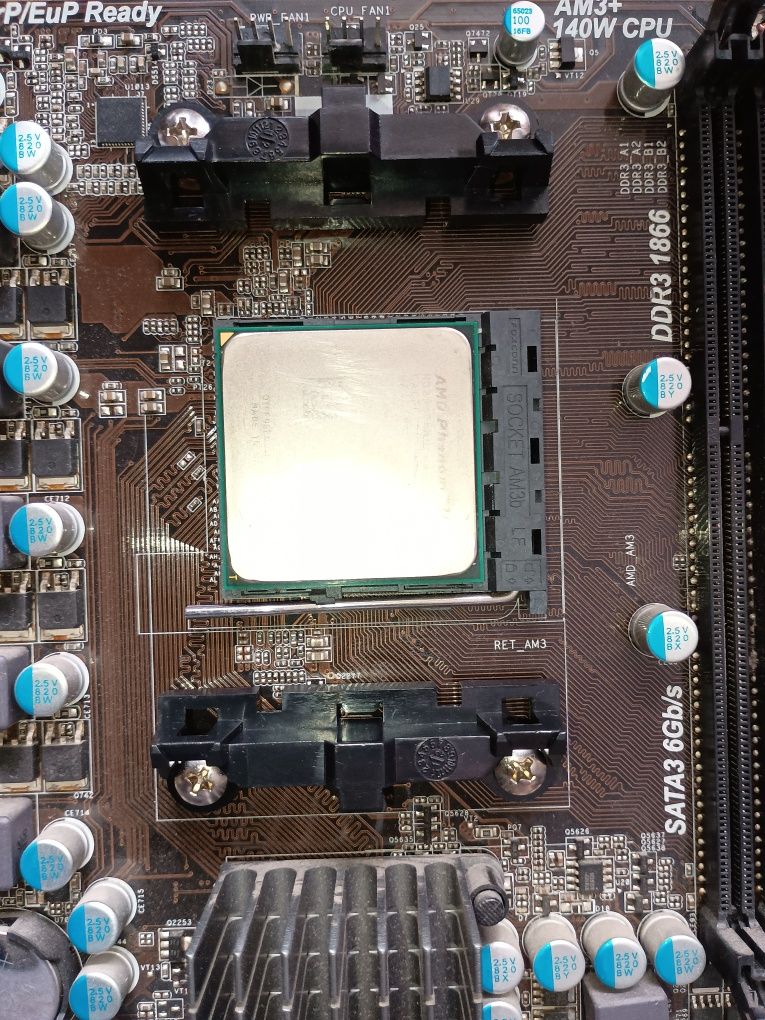 Procesor: AMD Phenom II X4 965 BE