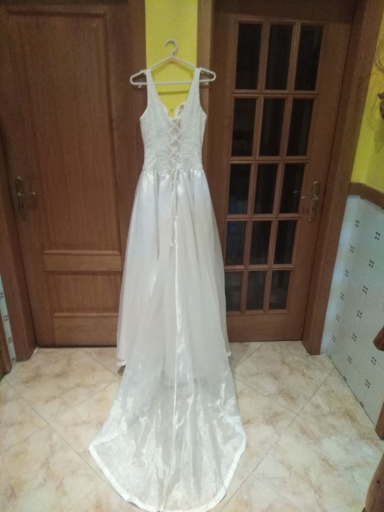 Vendo vestido de noiva + véu