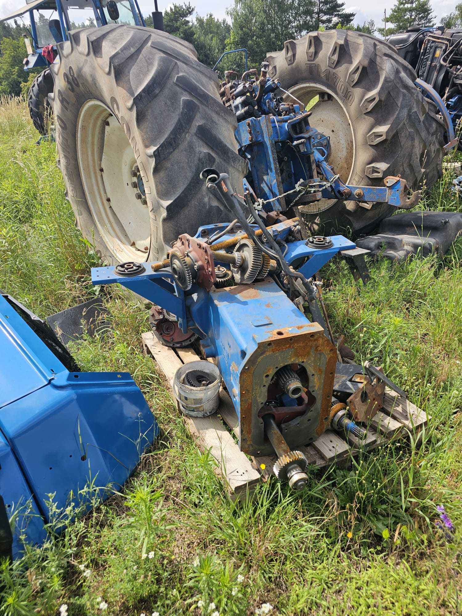 Ciągnik New Holland uszkodzony