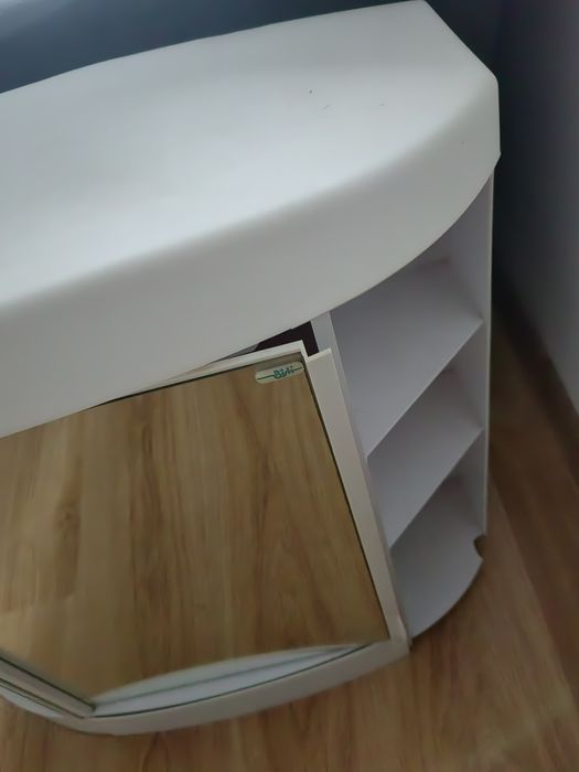 Szafka lazienkowa z lustrem i półkami