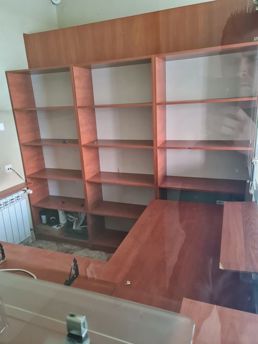 Lada Oszklona z regałami.