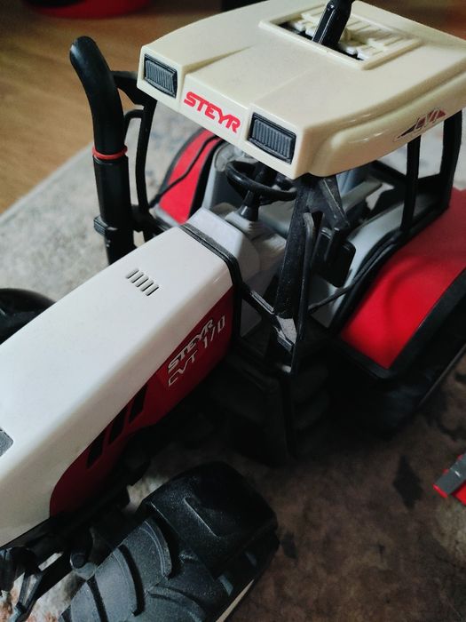 Duży traktor steyr z przyczepą