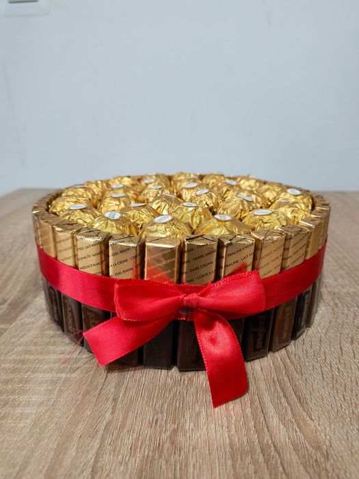 Elegancki torcik z czekoladek Merci i Ferrero na urodziny imieniny