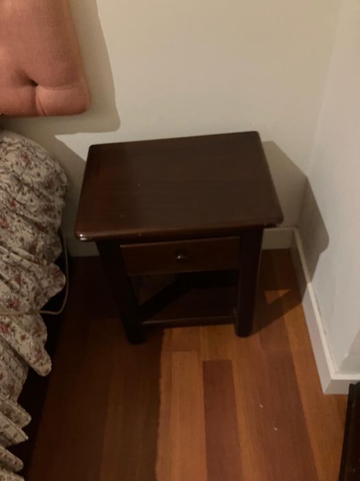 Cama, colchão e mesas cabeceira