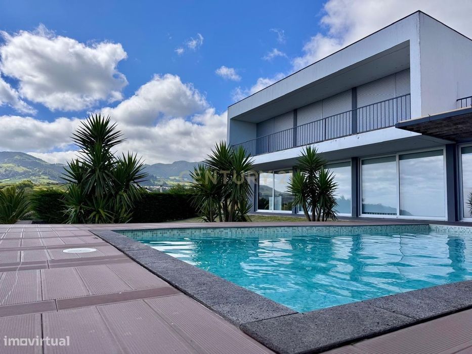 Moradia de Luxo com Vista Mar e Serra – Um Refúgio Contemporâneo nos A