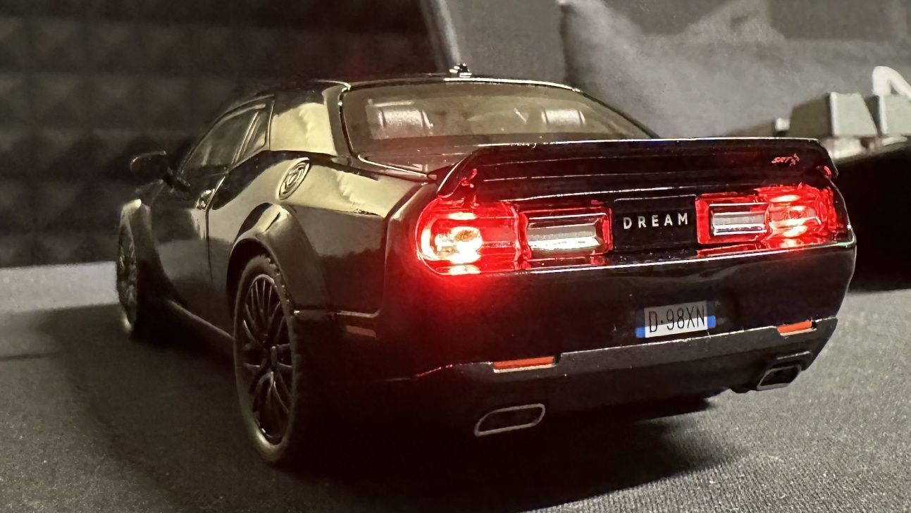 Dodge Challenger SRT de Metal Escala 1:32 Luzes e Som