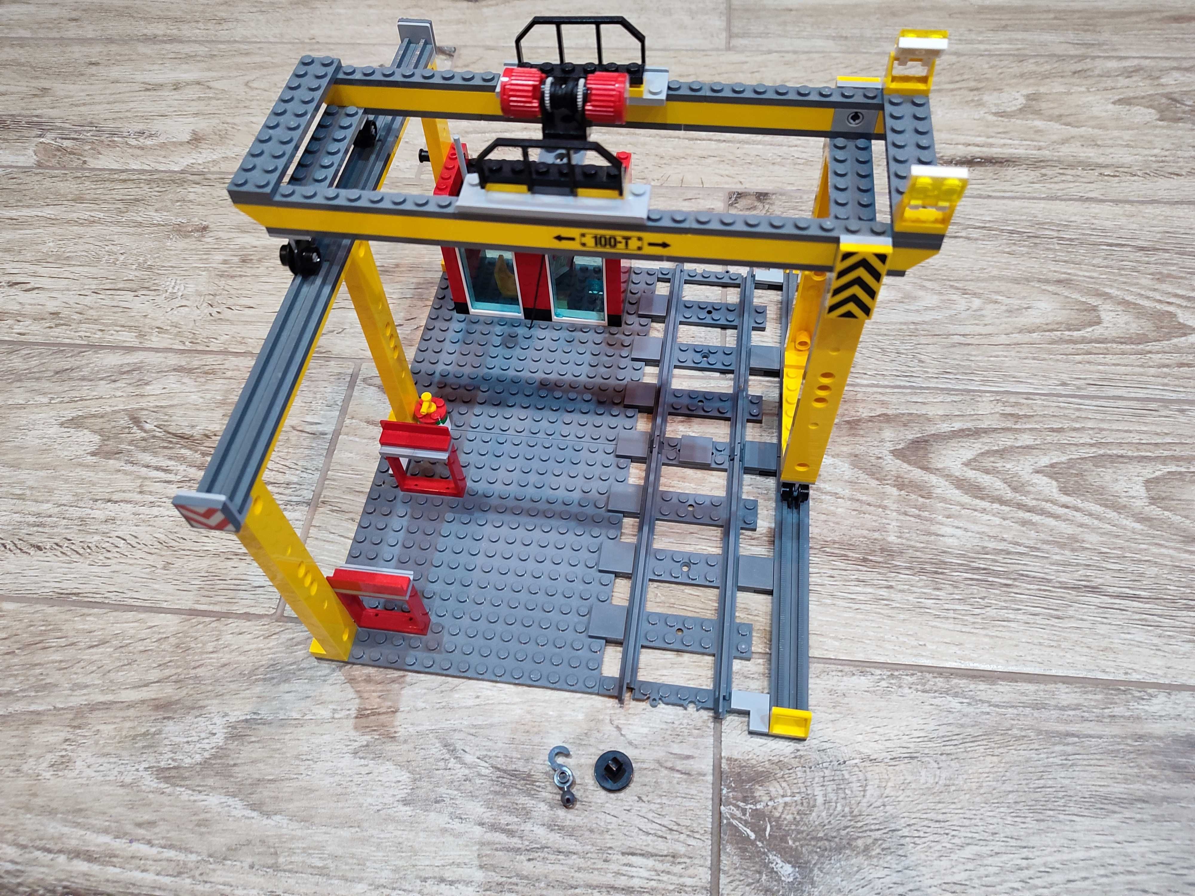 LEGO 60052 Pociąg Towarowy - dźwig z suwnicą.