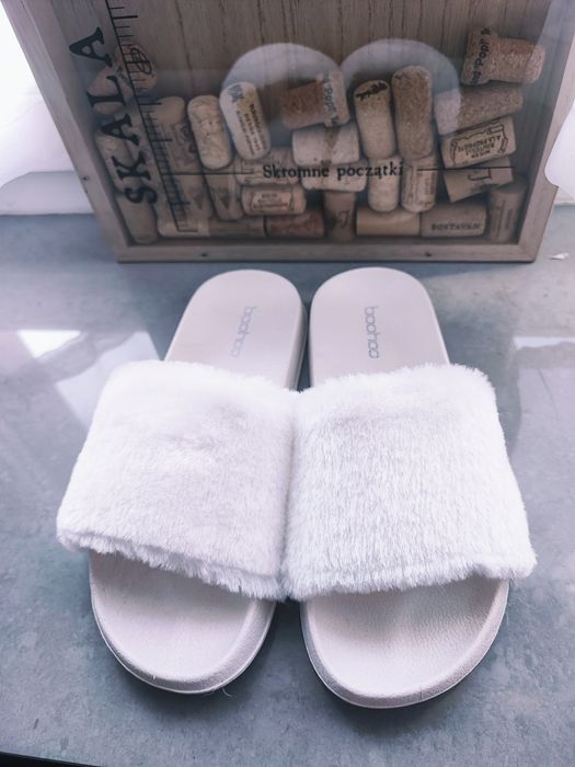 Nowe białe klapki z futrem Boohoo - rozm. 36,5