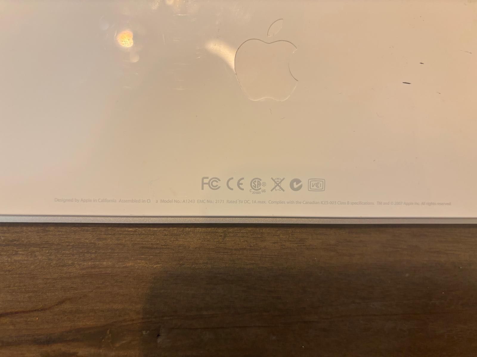 Teclado com fio Apple