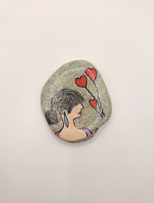 Ręcznie malowany kamień dziewczyna kobieta z serduszkami walentynki