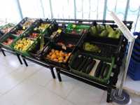 Prateleiras inclinadas para expor fruta e legumes