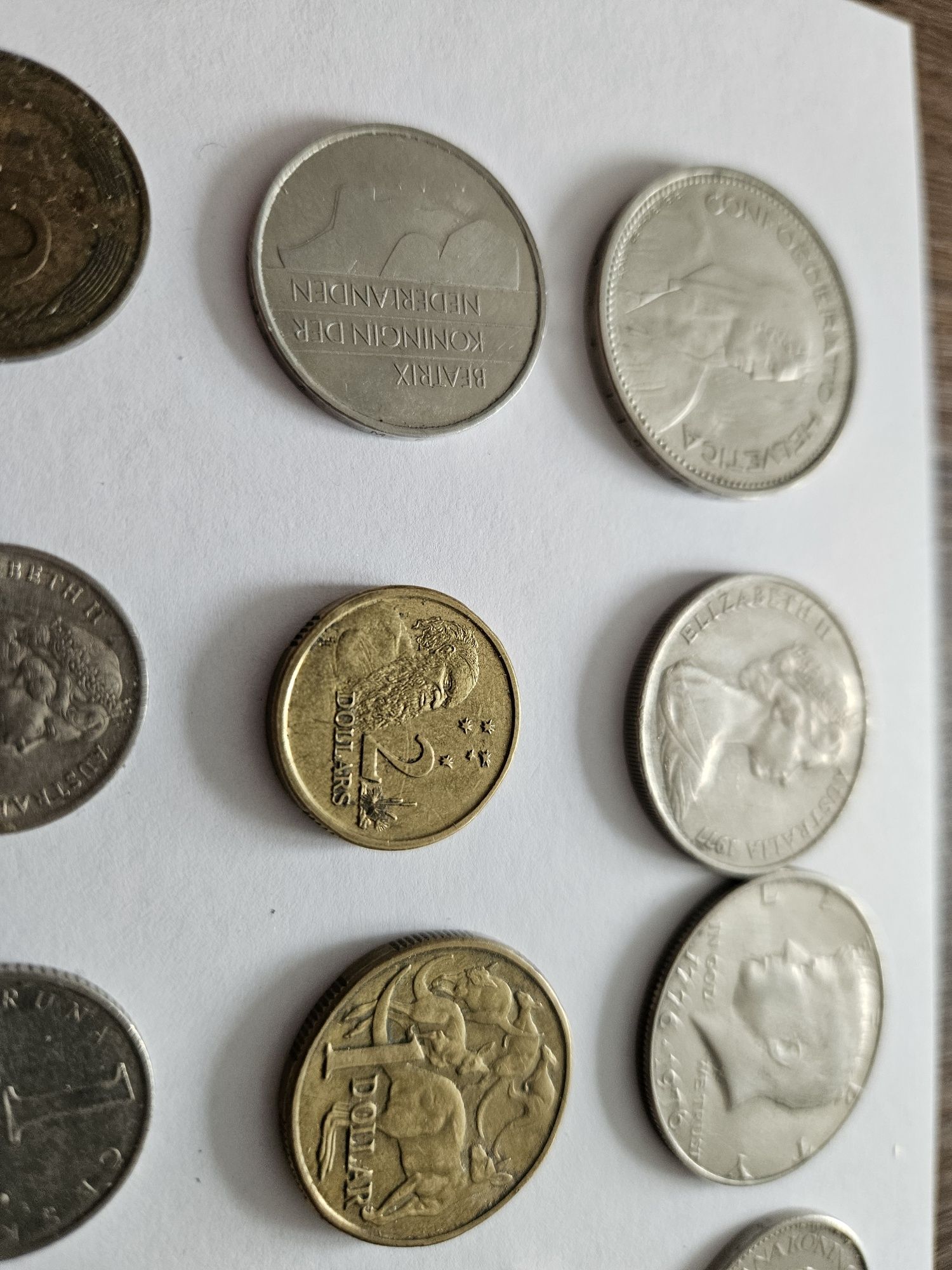 Zestaw monet widoczne na zdjęciach