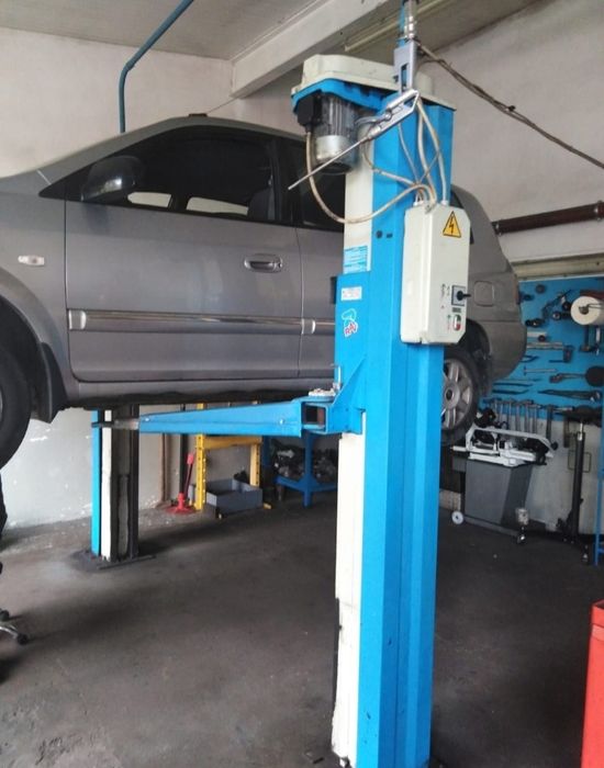 Podnosnik dwukolumnowy śrubowy