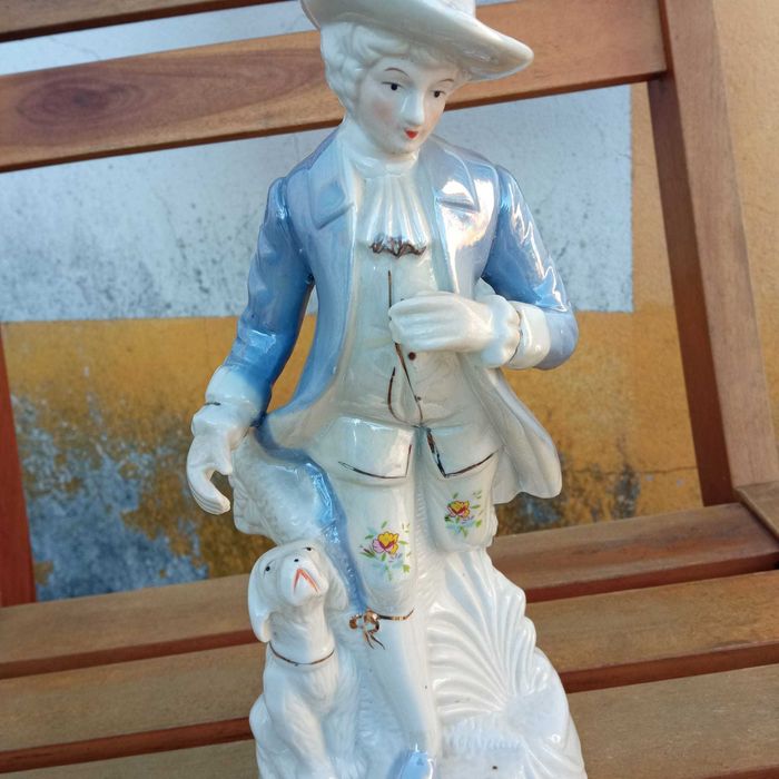 figura de loiça e boneca