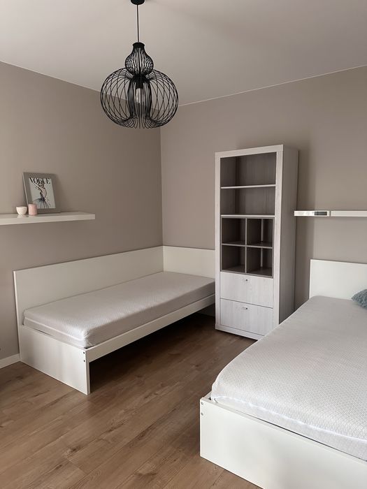 Witrynka bibloteczka z szufladami na cichy domyk