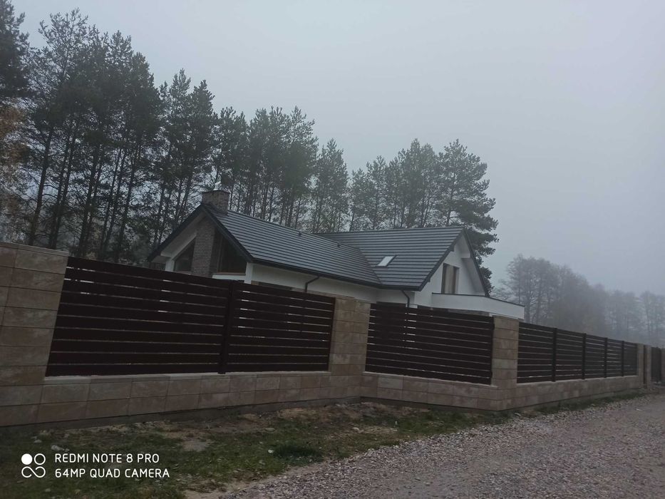 Ogrodzenia metalowe, poziome, nowoczesne, palisadowe. Montaż.