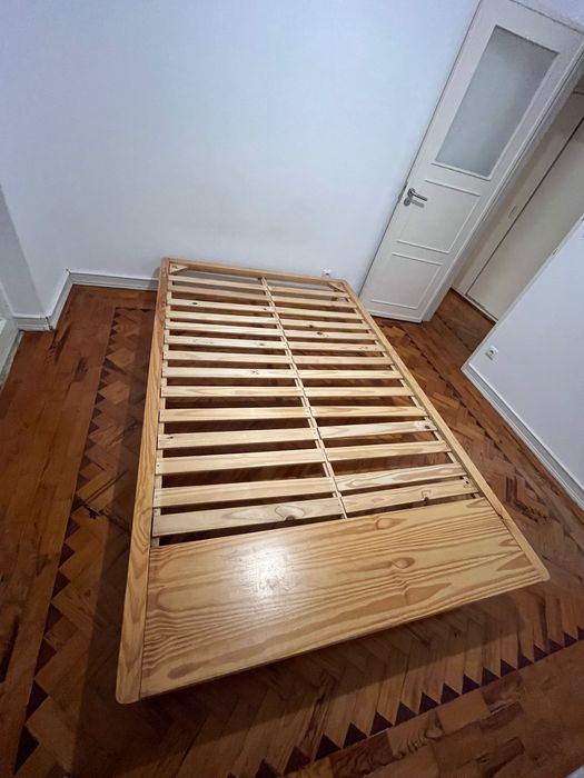 Cama de casal de madeira (sem colchão)