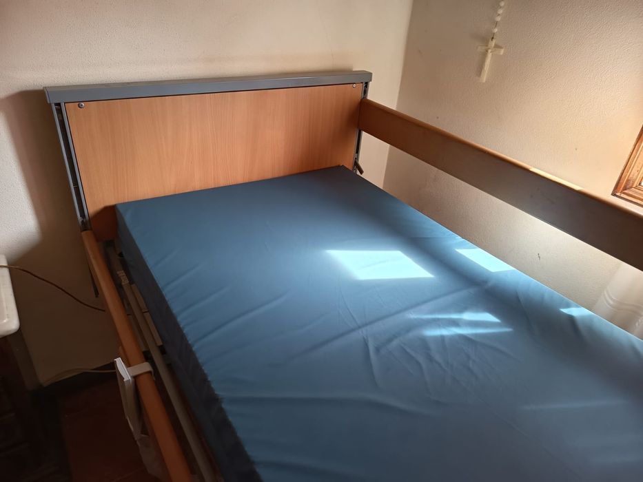 Cama articulada elevatória